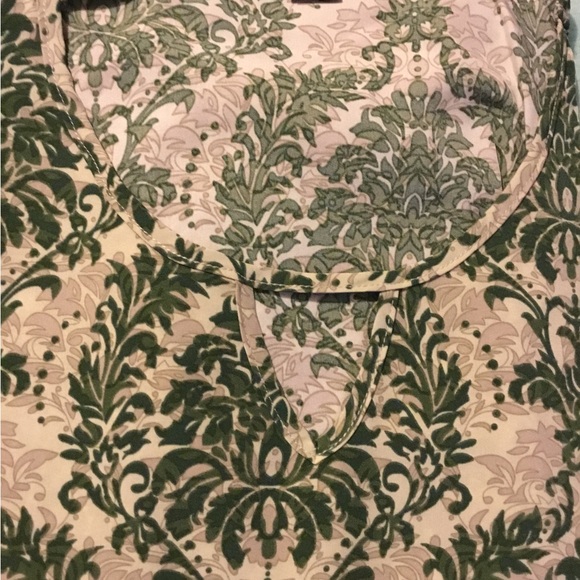 2/$20 Popover top. Batwing sleeves, keyhole neckline - Picture 10 of 10